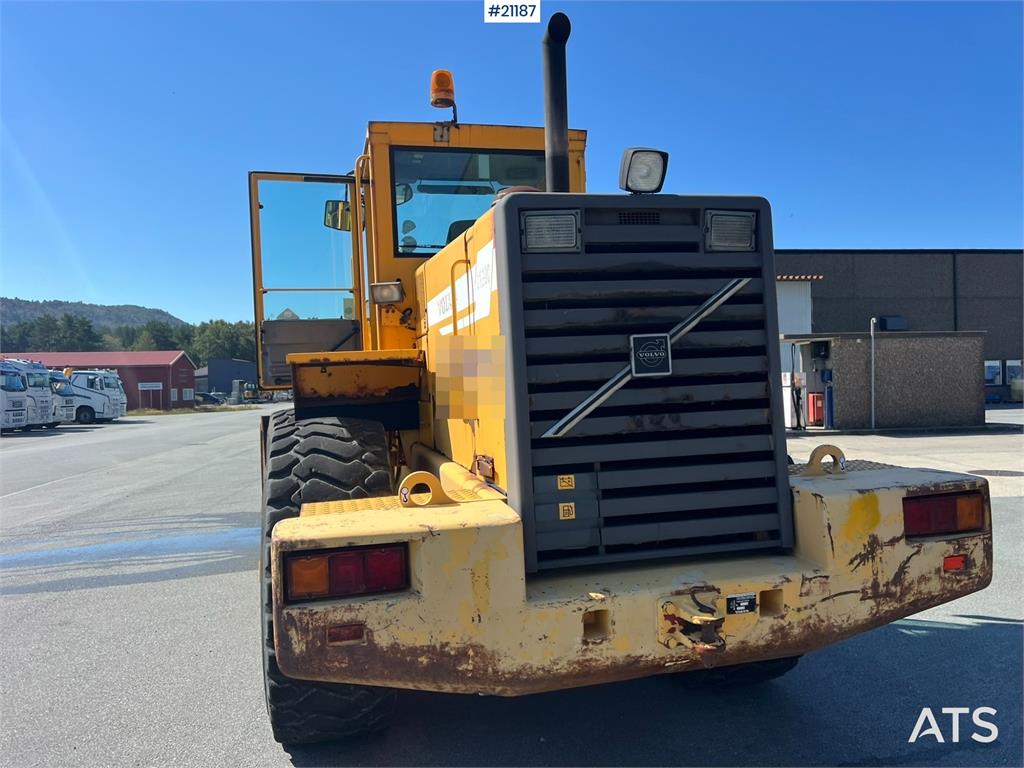 Volvo L120C wheel loader w/ bucket, scale and printer