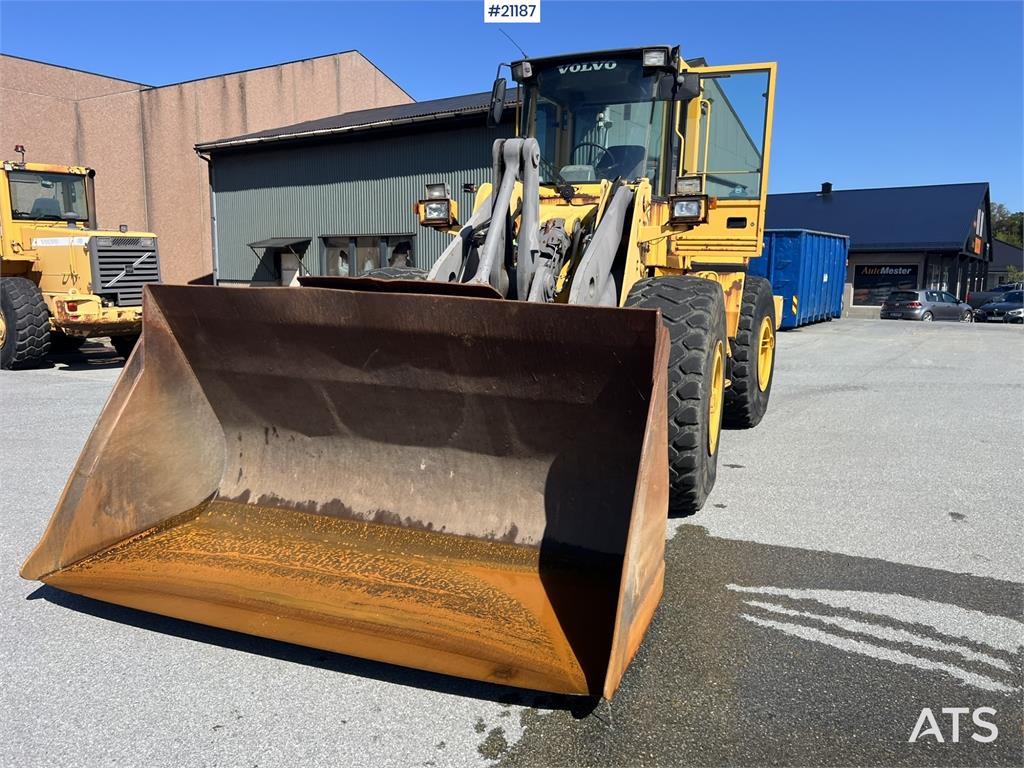 Volvo L120C wheel loader w/ bucket, scale and printer