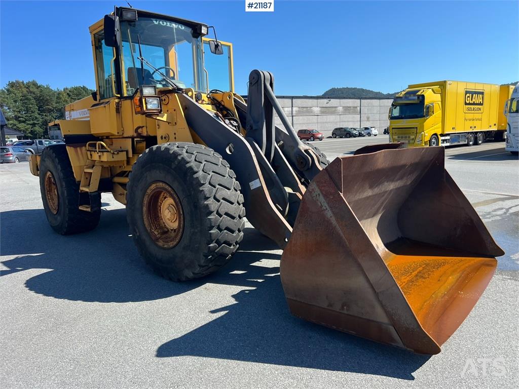 Volvo L120C wheel loader w/ bucket, scale and printer