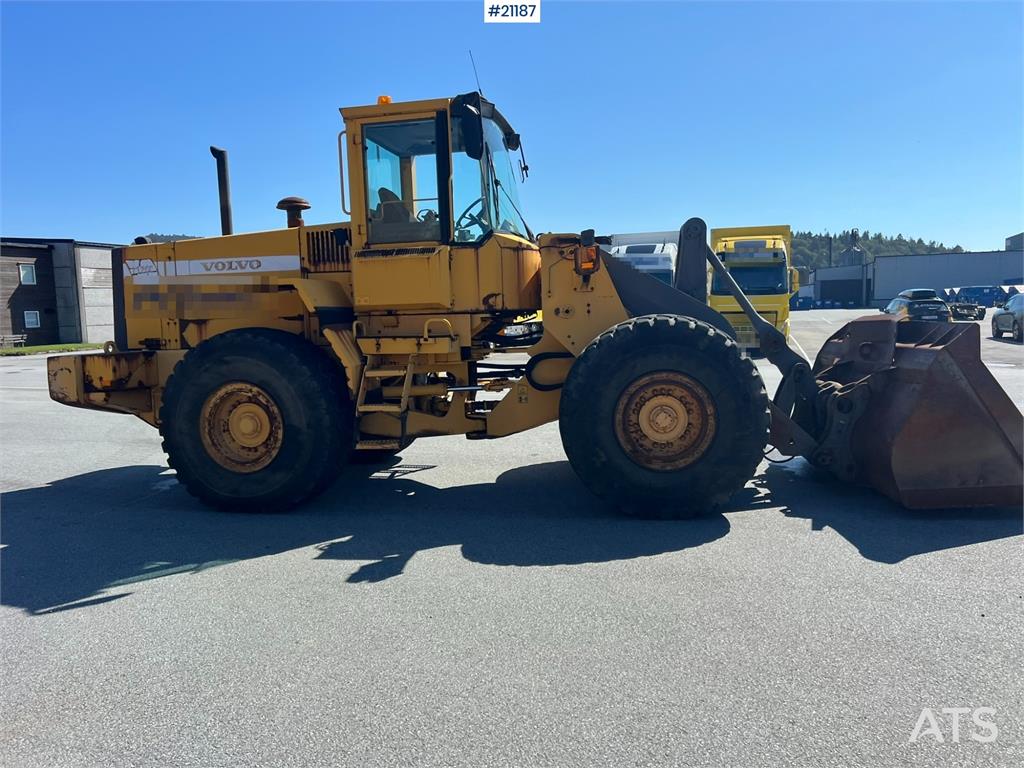 Volvo L120C wheel loader w/ bucket, scale and printer