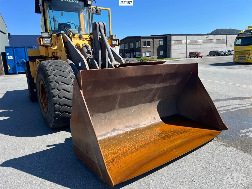 Volvo L120C wheel loader w/ bucket, scale and printer
