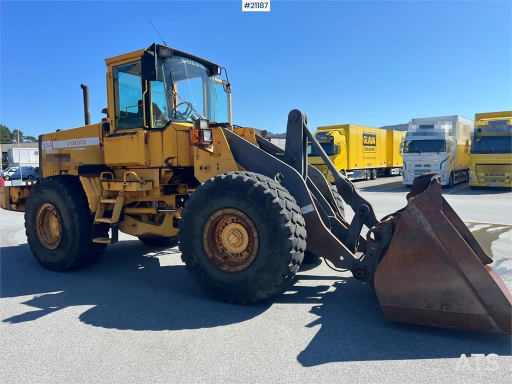 Volvo L120C wheel loader w/ bucket, scale and printer