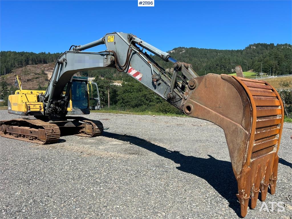 Volvo EC240 nlc Excavator w/ bucket WATCH VIDEO