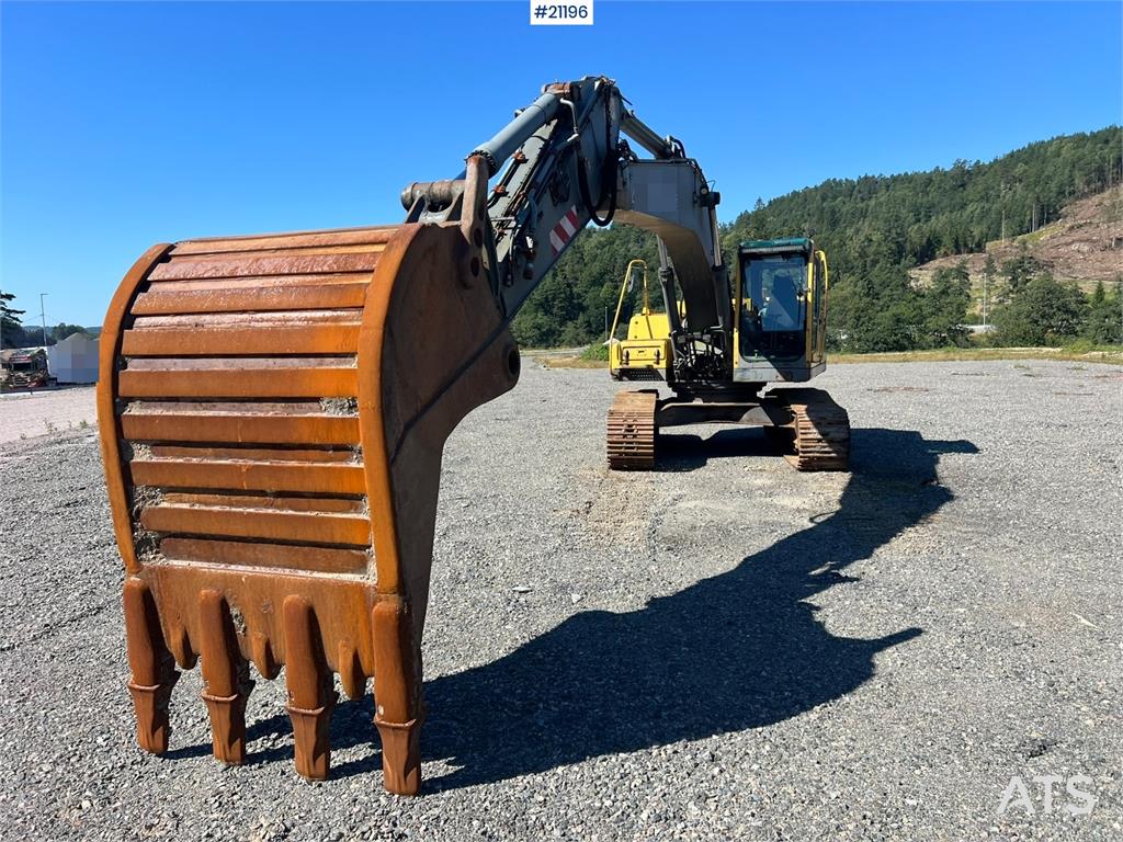 Volvo EC240 nlc Excavator w/ bucket WATCH VIDEO