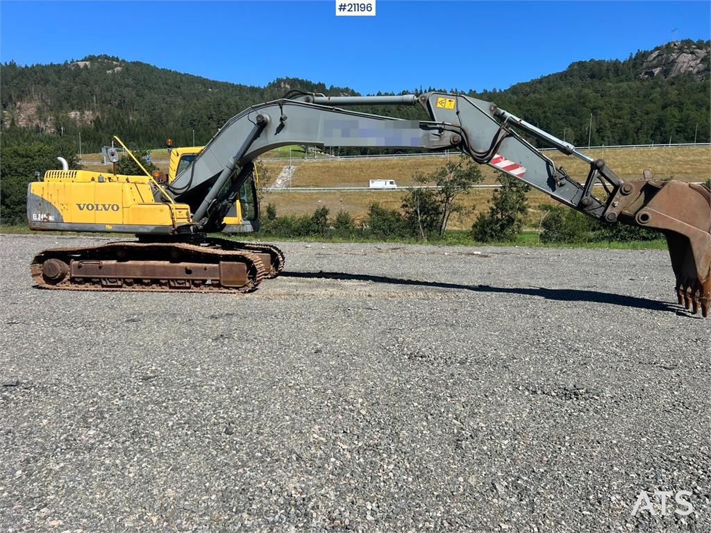 Volvo EC240 nlc Excavator w/ bucket WATCH VIDEO