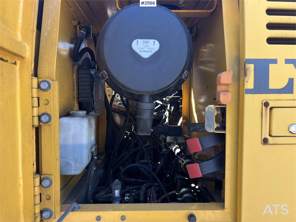 Volvo EC240 nlc Excavator w/ bucket WATCH VIDEO