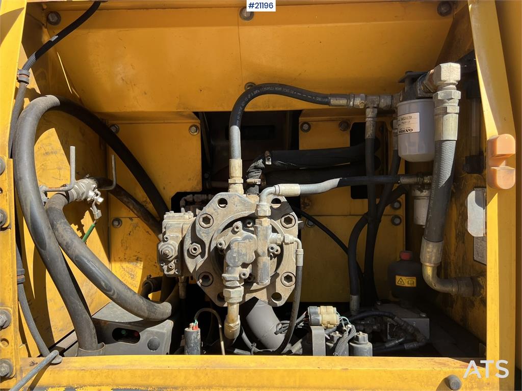 Volvo EC240 nlc Excavator w/ bucket WATCH VIDEO
