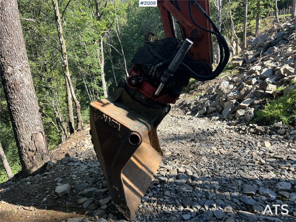 Hitachi zx190lc-5B excavator w/ rototilt, sanding bucket,
