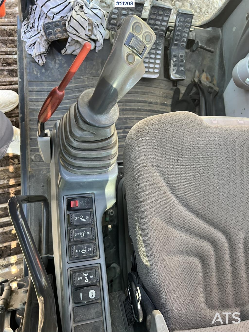 Hitachi zx190lc-5B excavator w/ rototilt, sanding bucket,