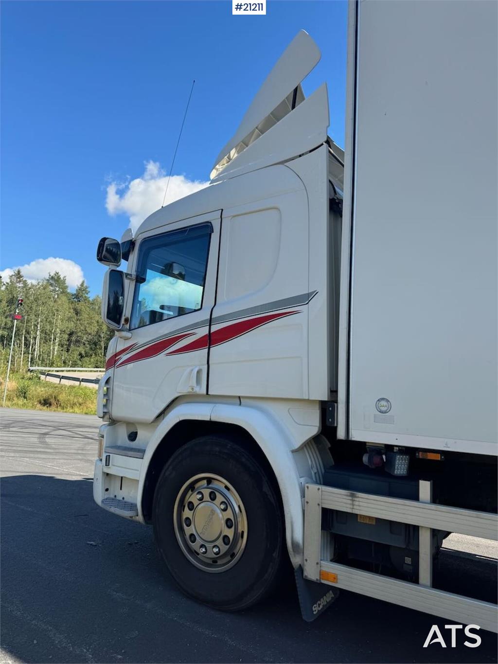 Scania P410 4x2 Box truck w/ full side opening and lift.