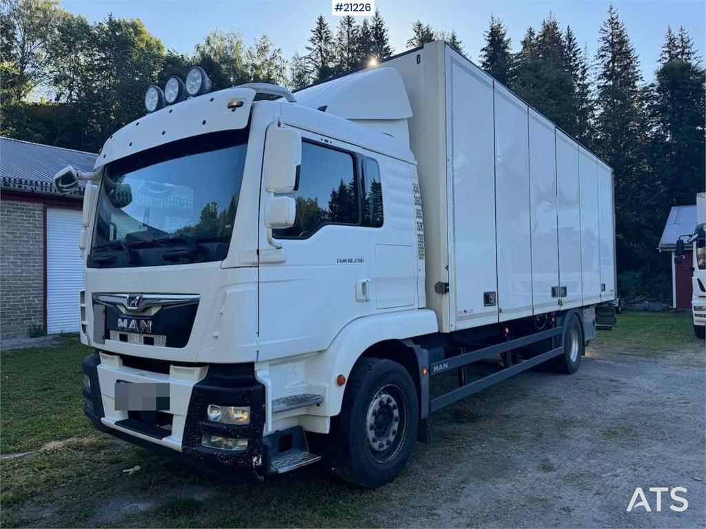 MAN TGM 4x2 Box truck w/ full side opening and lift. W