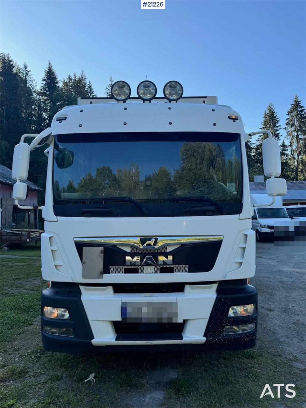 MAN TGM 4x2 Box truck w/ full side opening and lift. W