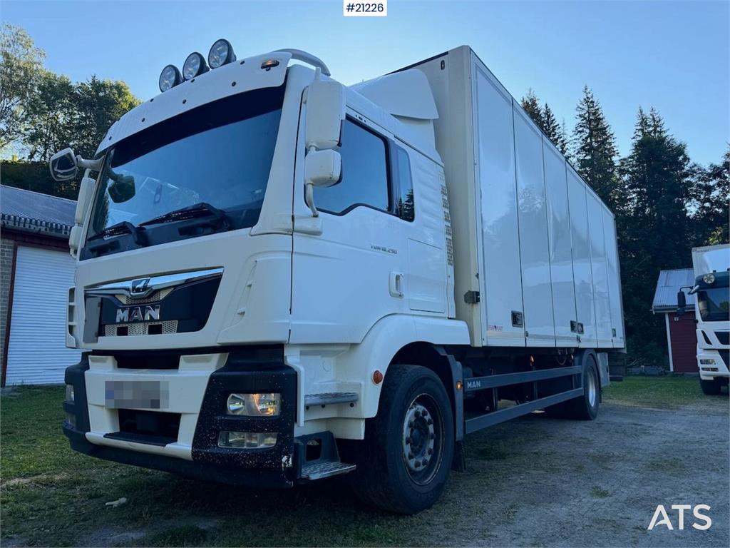 MAN TGM 4x2 Box truck w/ full side opening and lift. W