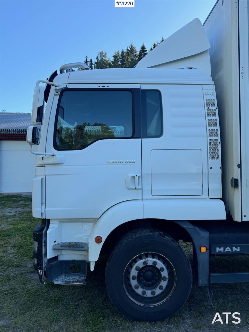 MAN TGM 4x2 Box truck w/ full side opening and lift. W