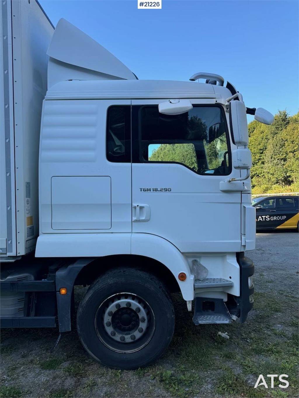 MAN TGM 4x2 Box truck w/ full side opening and lift. W