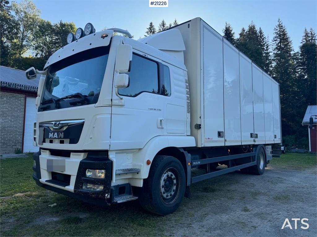 MAN TGM 4x2 Box truck w/ full side opening and lift. W