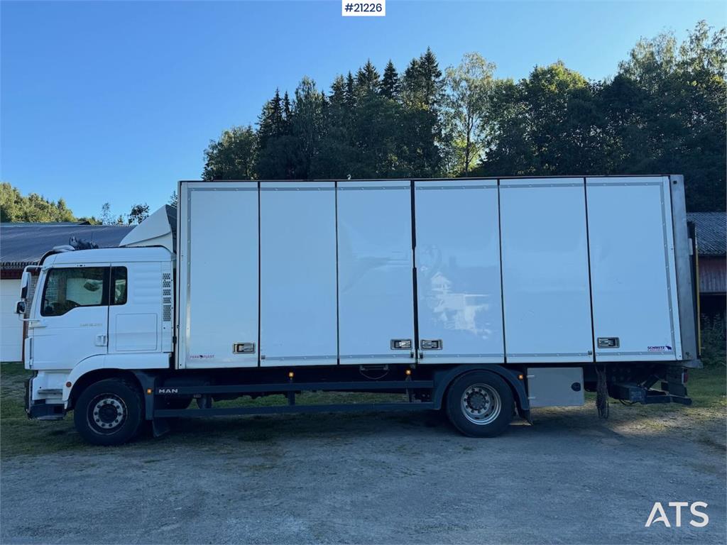 MAN TGM 4x2 Box truck w/ full side opening and lift. W