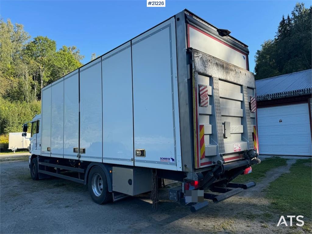 MAN TGM 4x2 Box truck w/ full side opening and lift. W