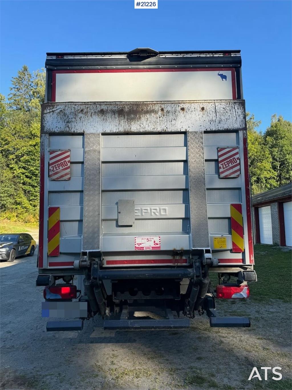 MAN TGM 4x2 Box truck w/ full side opening and lift. W