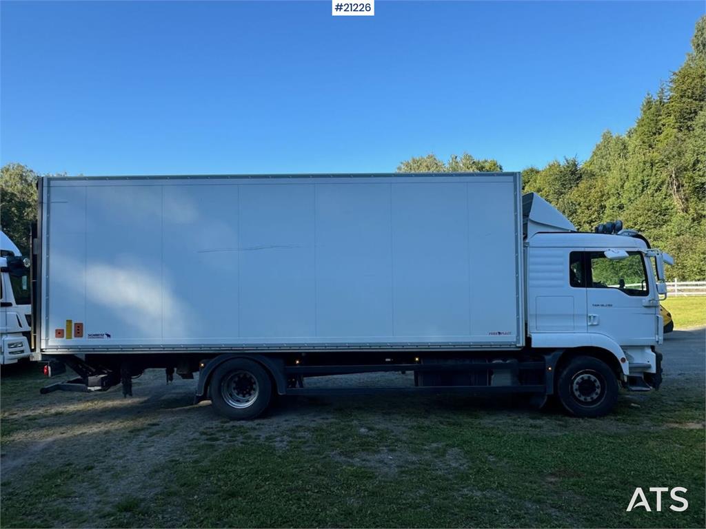 MAN TGM 4x2 Box truck w/ full side opening and lift. W