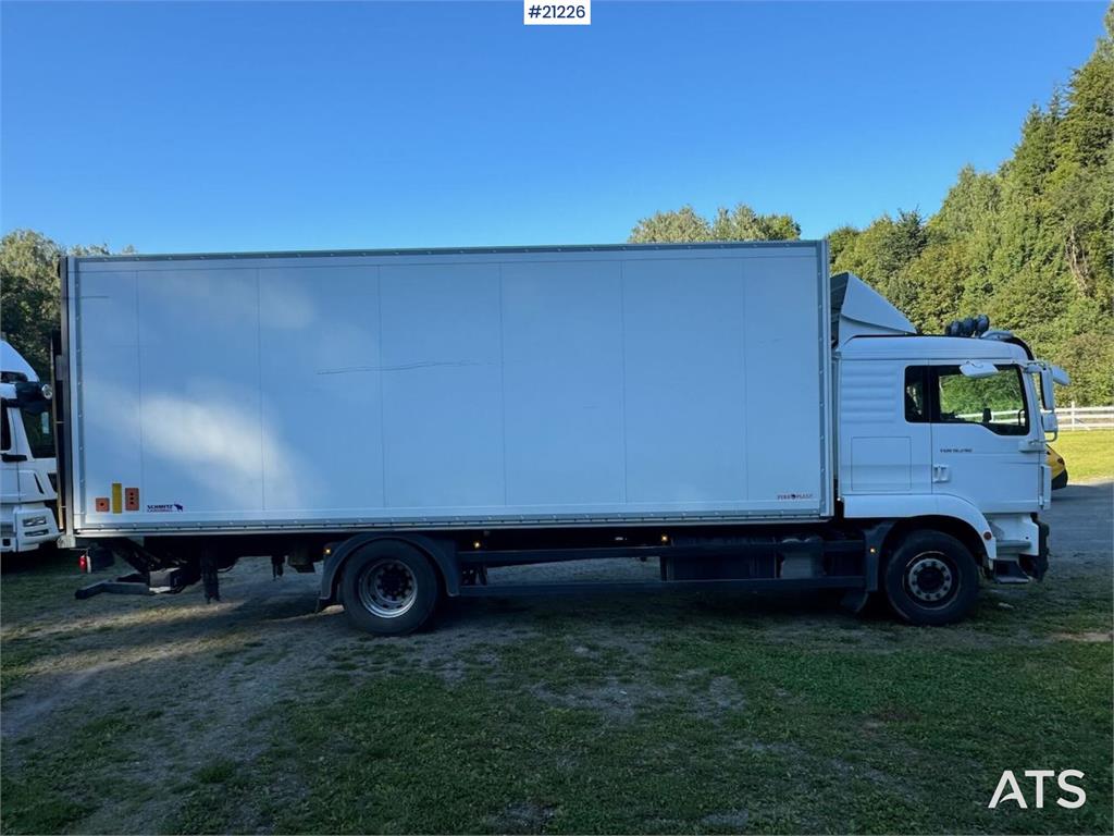 MAN TGM 4x2 Box truck w/ full side opening and lift. W