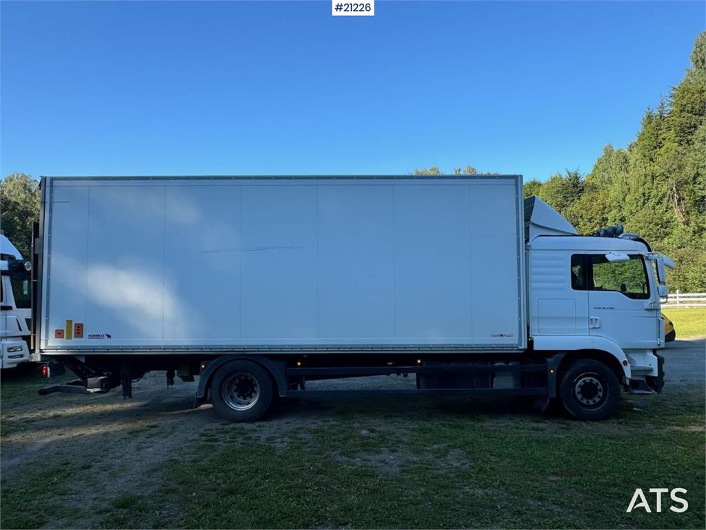 MAN TGM 4x2 Box truck w/ full side opening and lift. W