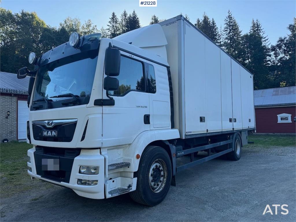 MAN TGM 18.290 4x2 Box truck w/ full side opening and