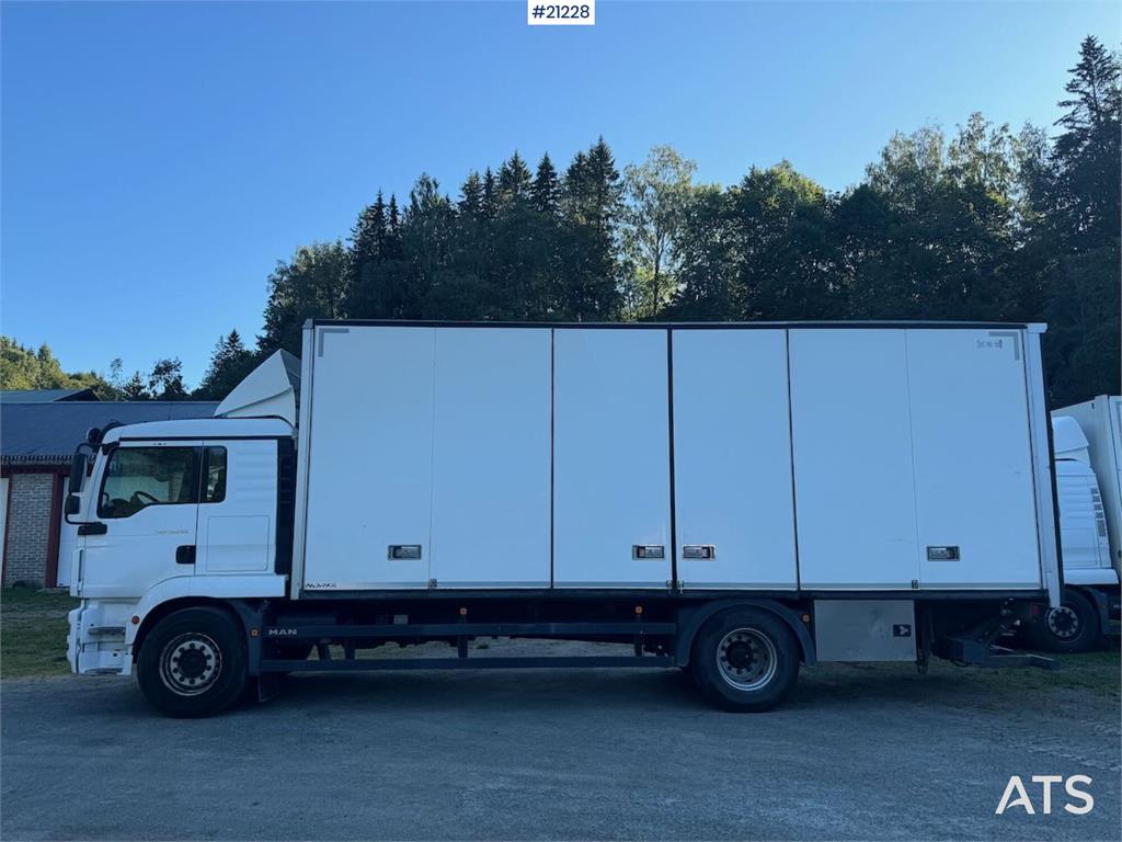 MAN TGM 18.290 4x2 Box truck w/ full side opening and