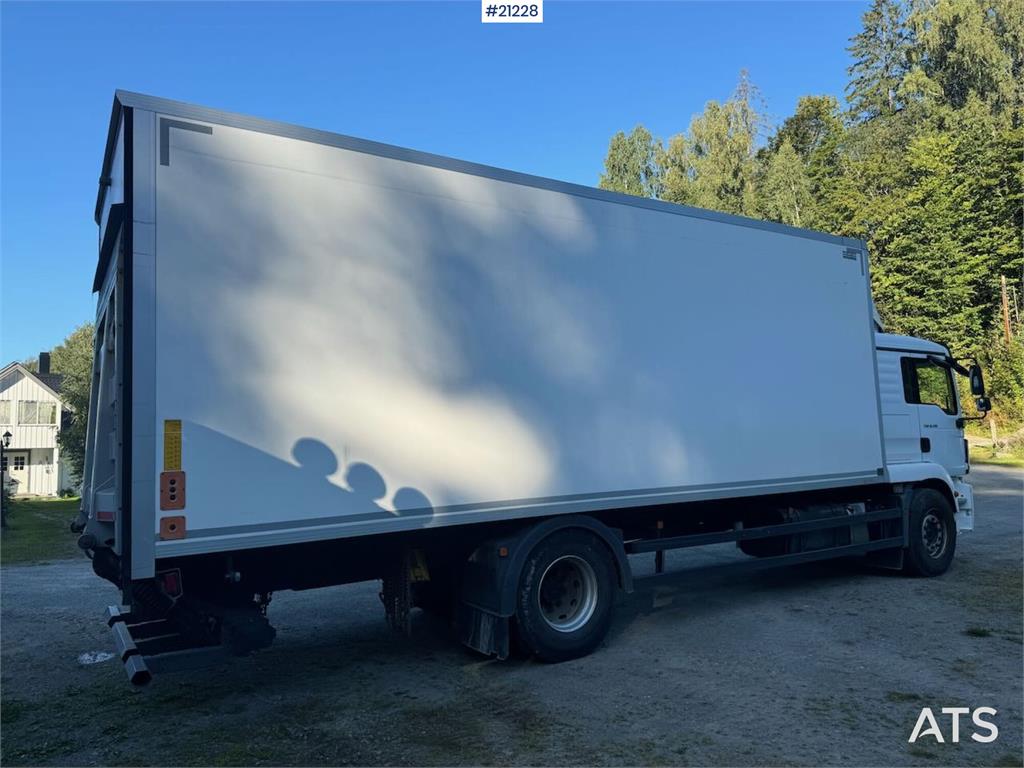 MAN TGM 18.290 4x2 Box truck w/ full side opening and
