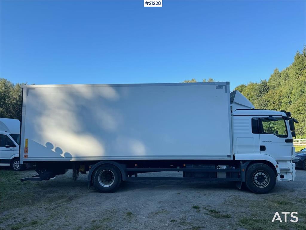 MAN TGM 18.290 4x2 Box truck w/ full side opening and
