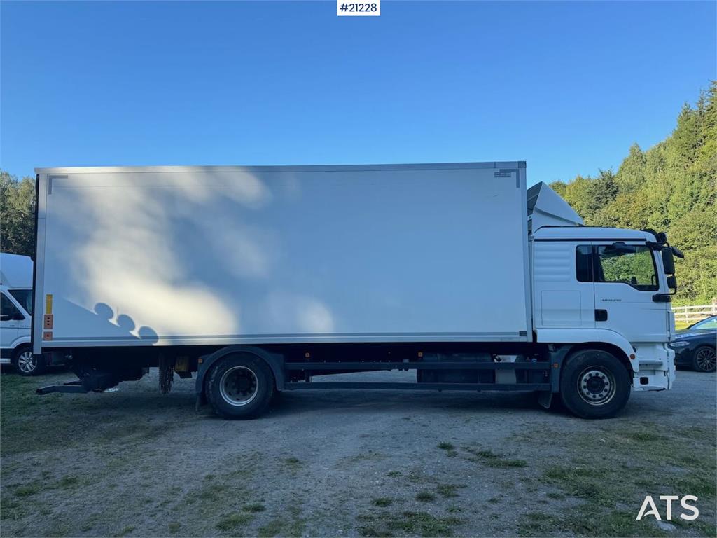 MAN TGM 18.290 4x2 Box truck w/ full side opening and