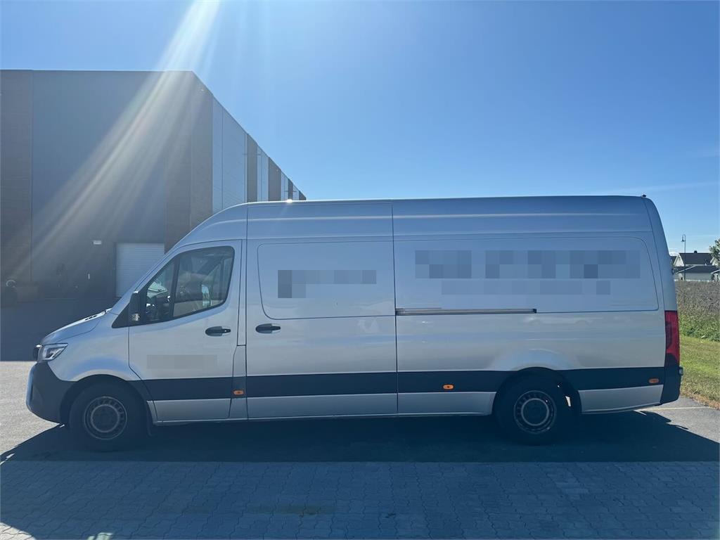 Mercedes-Benz Sprinter van. Approved until 05.2026.