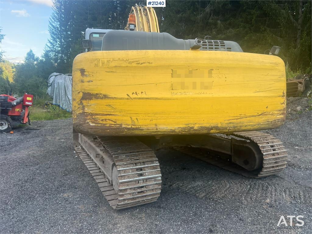 New Holland E265B Excavator w/ digging bucket and hydraulic sa