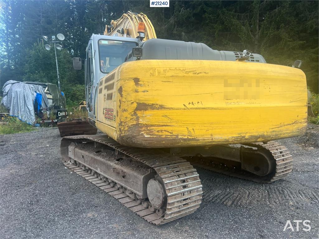 New Holland E265B Excavator w/ digging bucket and hydraulic sa