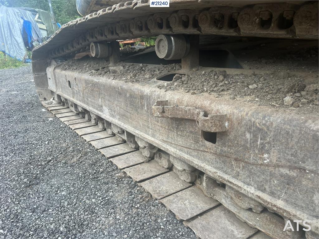 New Holland E265B Excavator w/ digging bucket and hydraulic sa