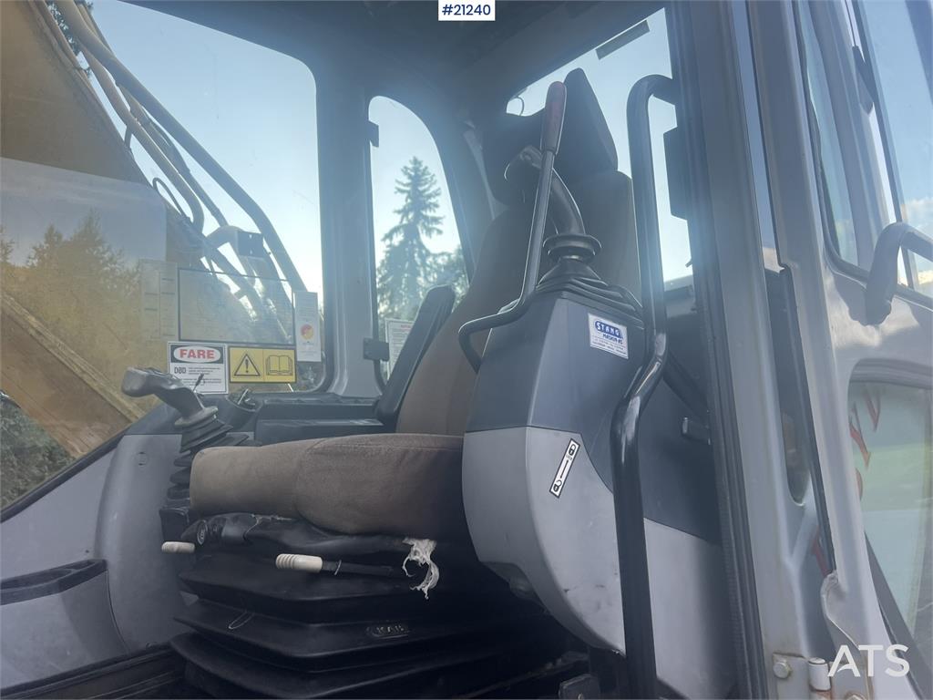 New Holland E265B Excavator w/ digging bucket and hydraulic sa