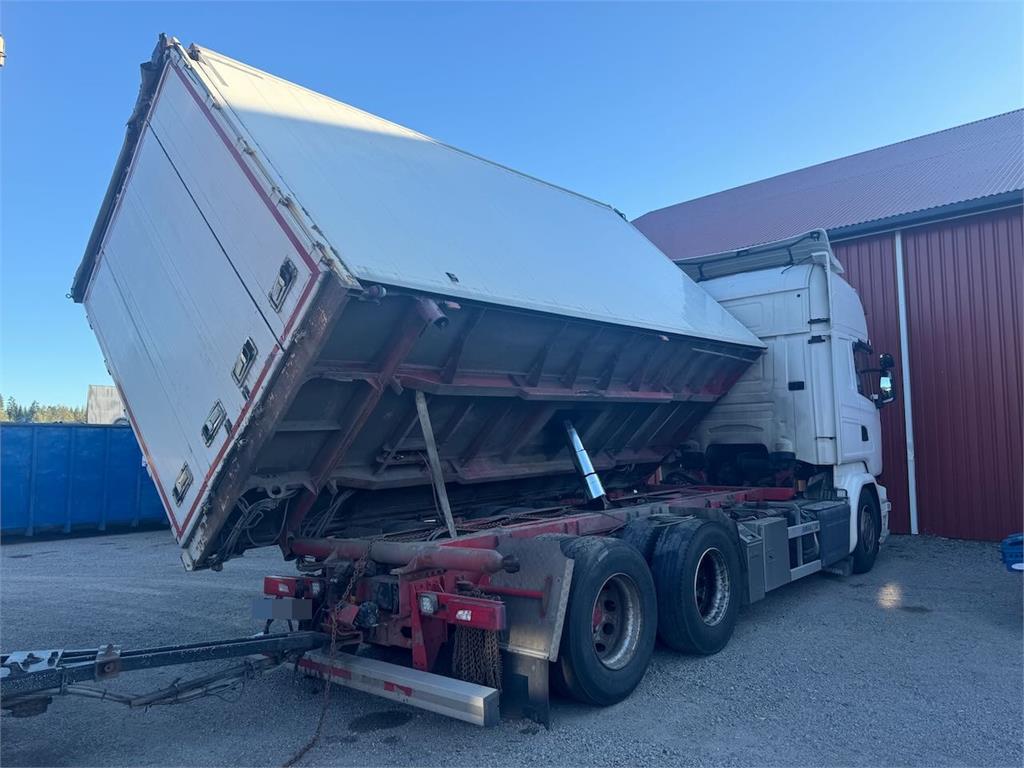 Scania R580 6x2 Wood chip truck w/ 2-way tipper. Delivere