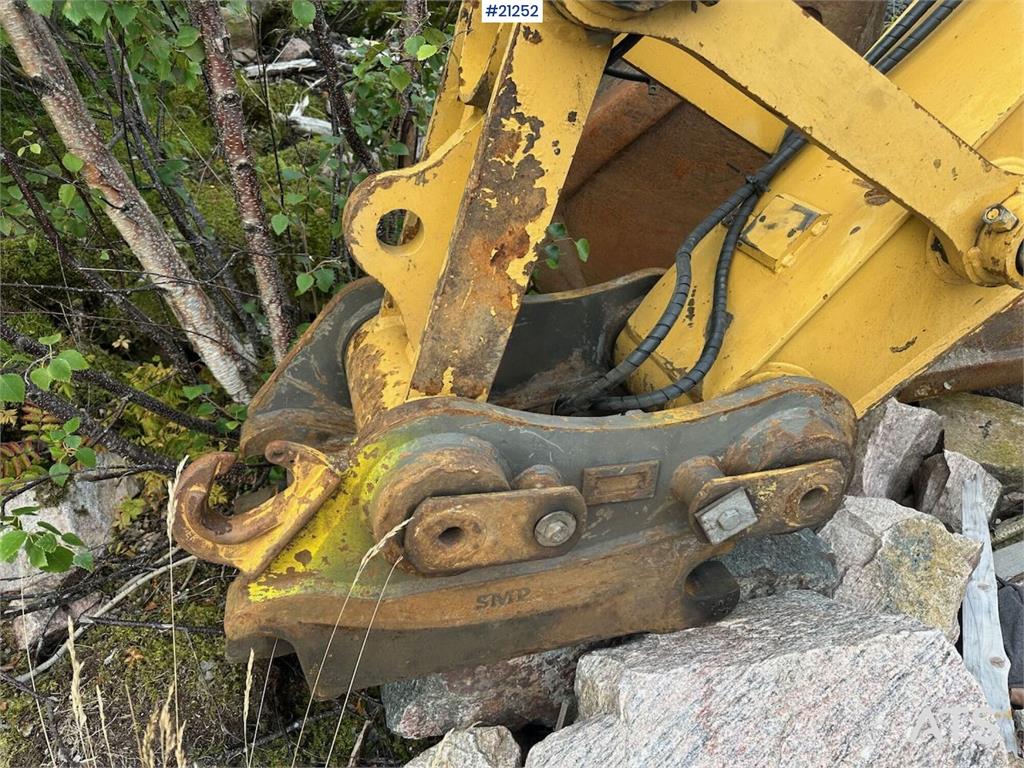 CAT 323E excavator w/ 3 buckets.