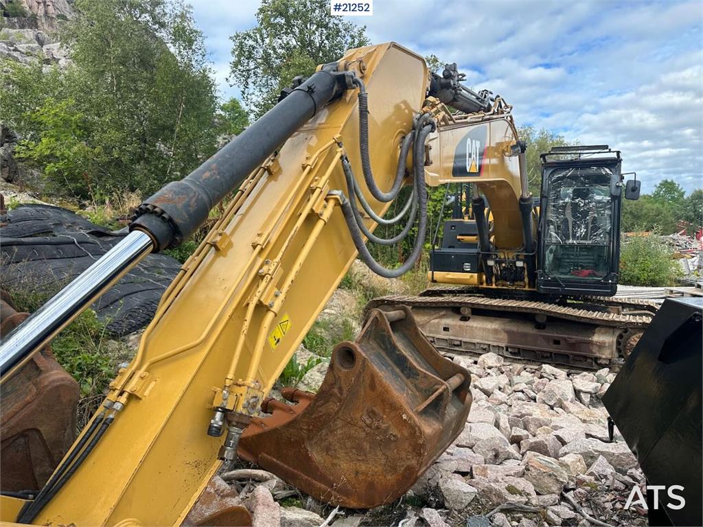 CAT 323E excavator w/ 3 buckets.