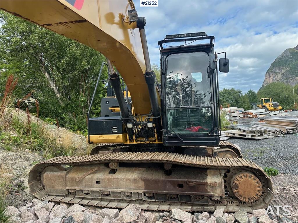CAT 323E excavator w/ 3 buckets.