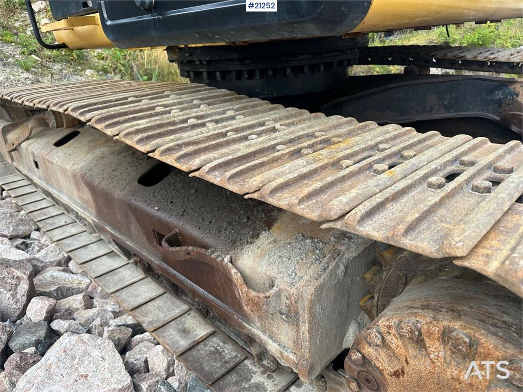 CAT 323E excavator w/ 3 buckets.