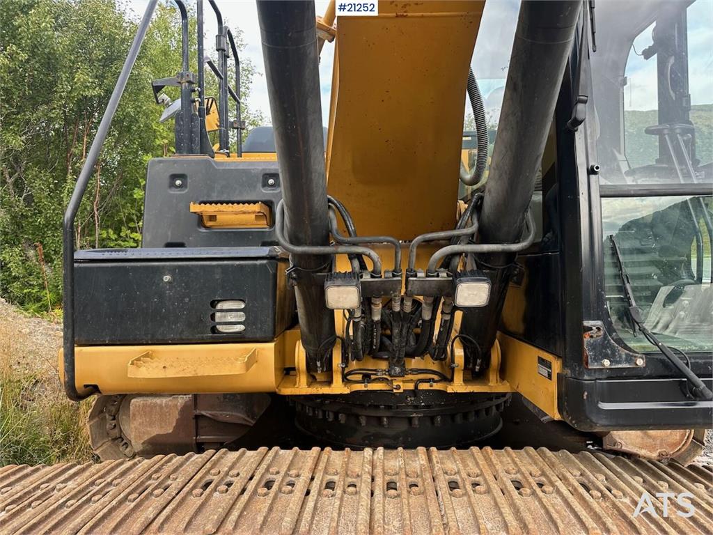 CAT 323E excavator w/ 3 buckets.