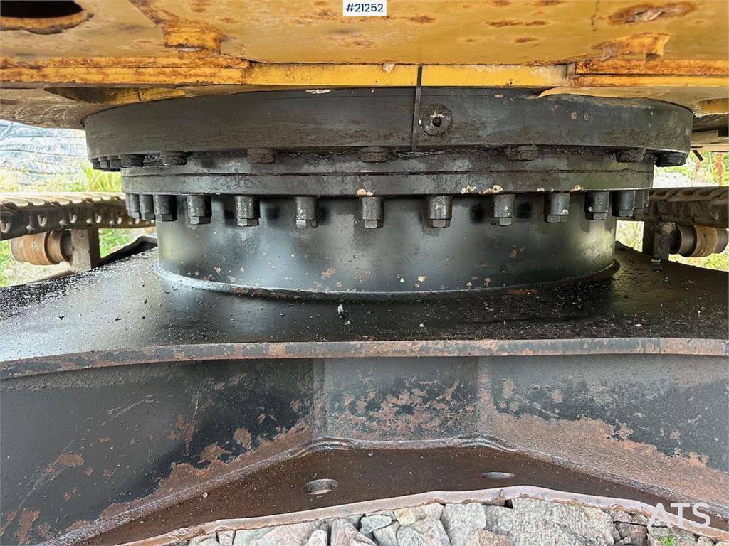 CAT 323E excavator w/ 3 buckets.