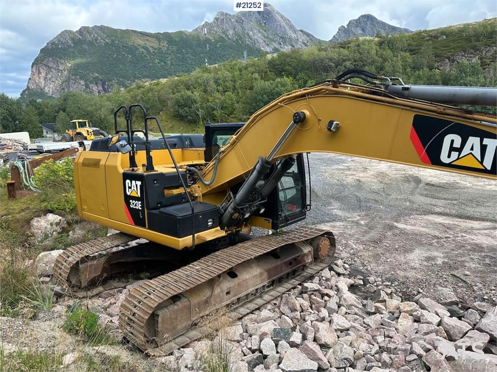 CAT 323E excavator w/ 3 buckets.