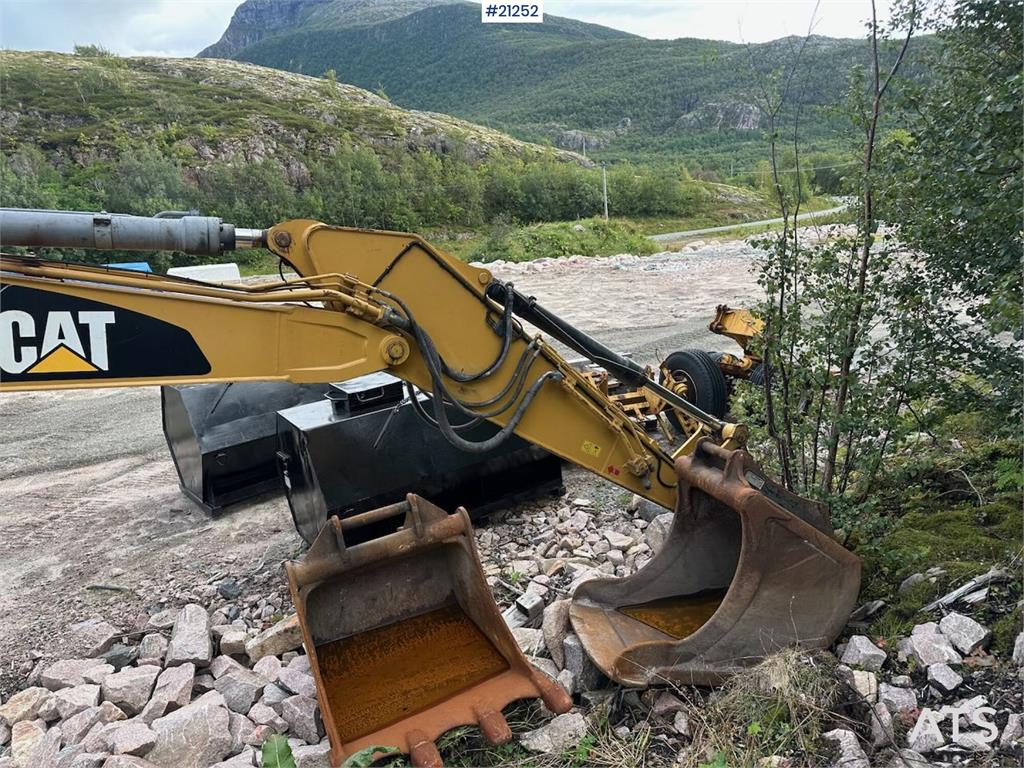 CAT 323E excavator w/ 3 buckets.