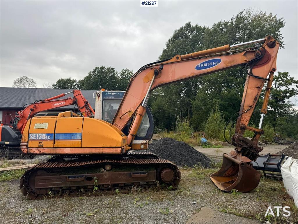 Samsung SE130LC Crawler Excavator w/ 3 Buckets