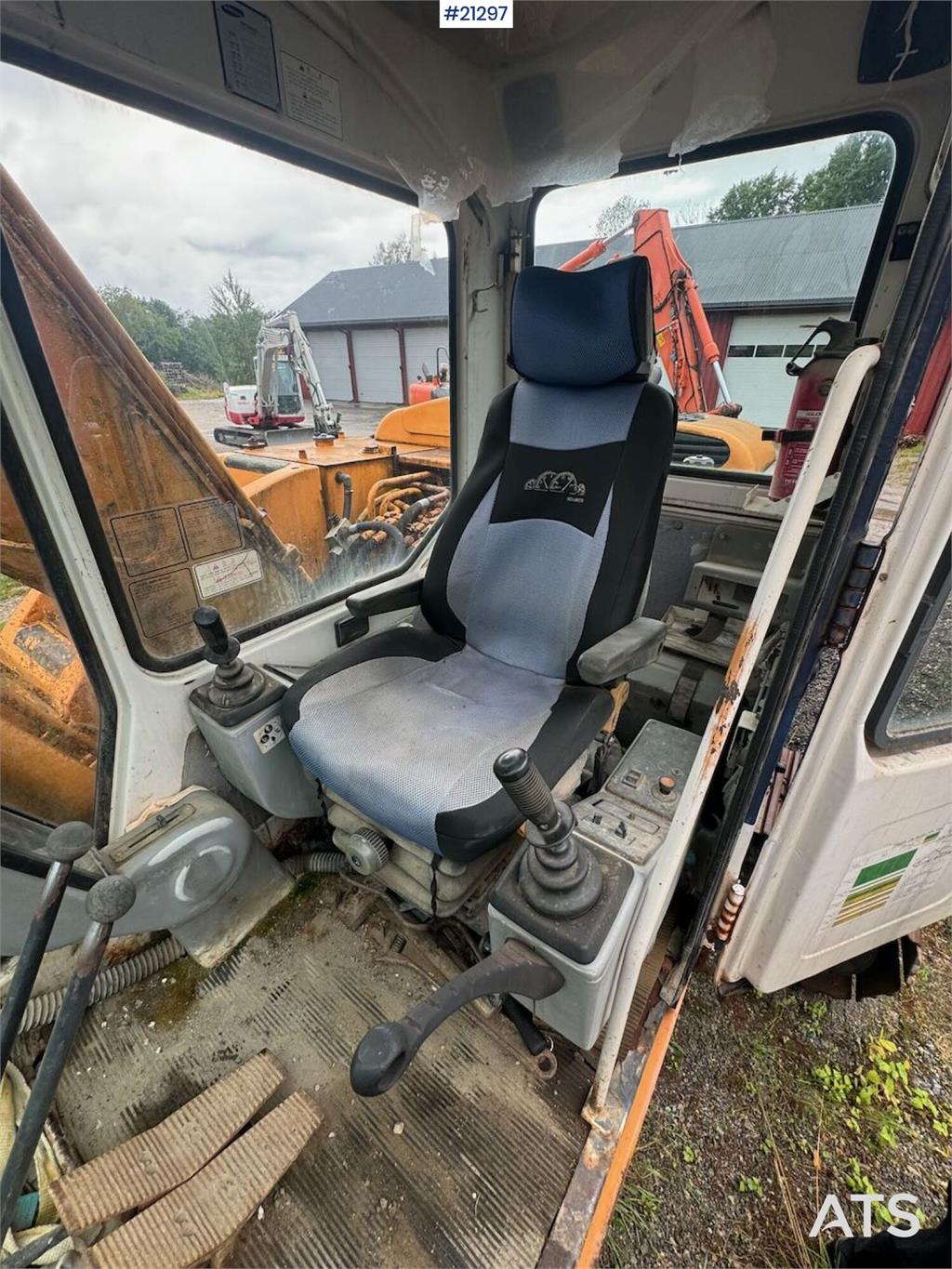 Samsung SE130LC Crawler Excavator w/ 3 Buckets