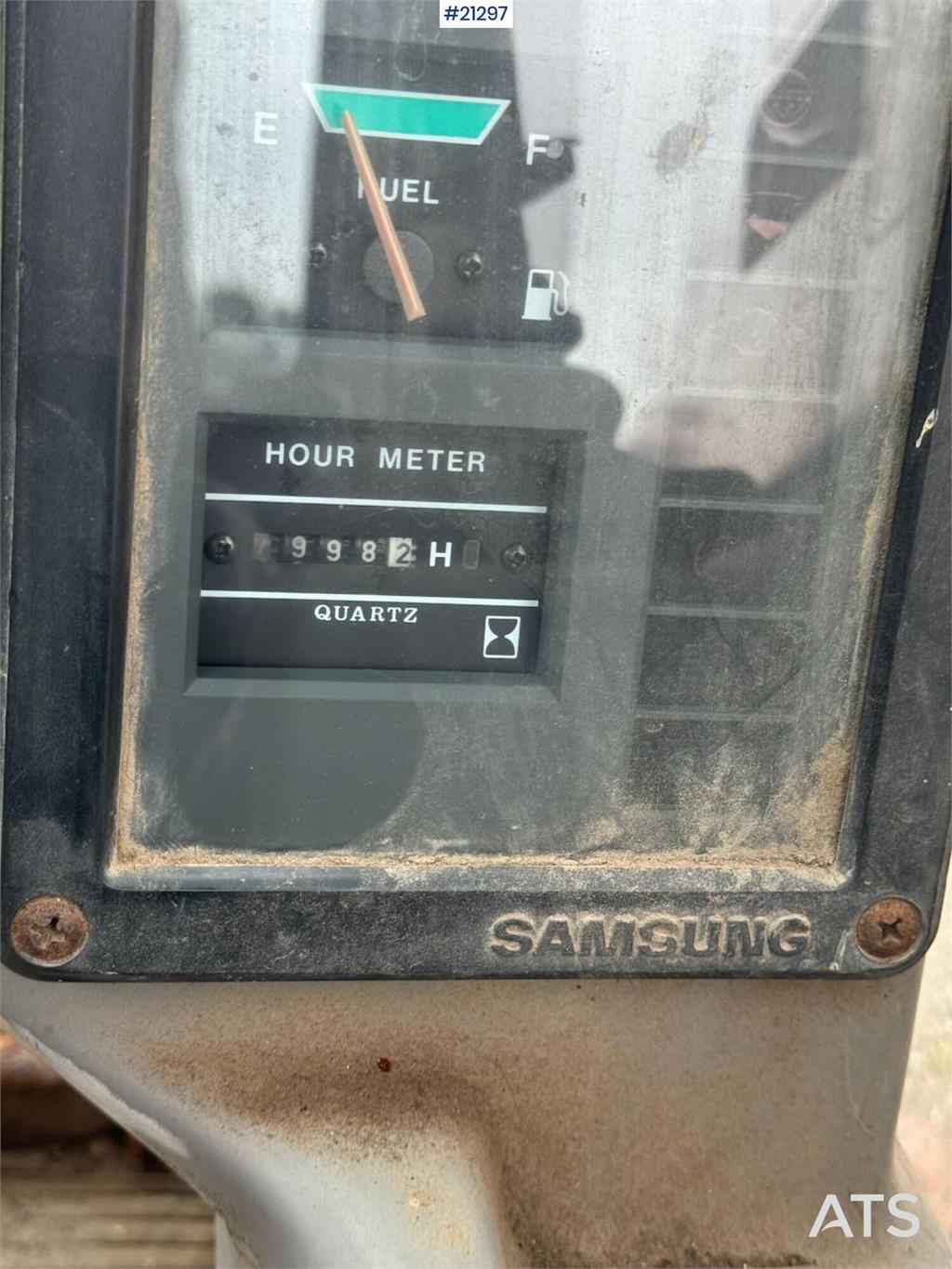 Samsung SE130LC Crawler Excavator w/ 3 Buckets