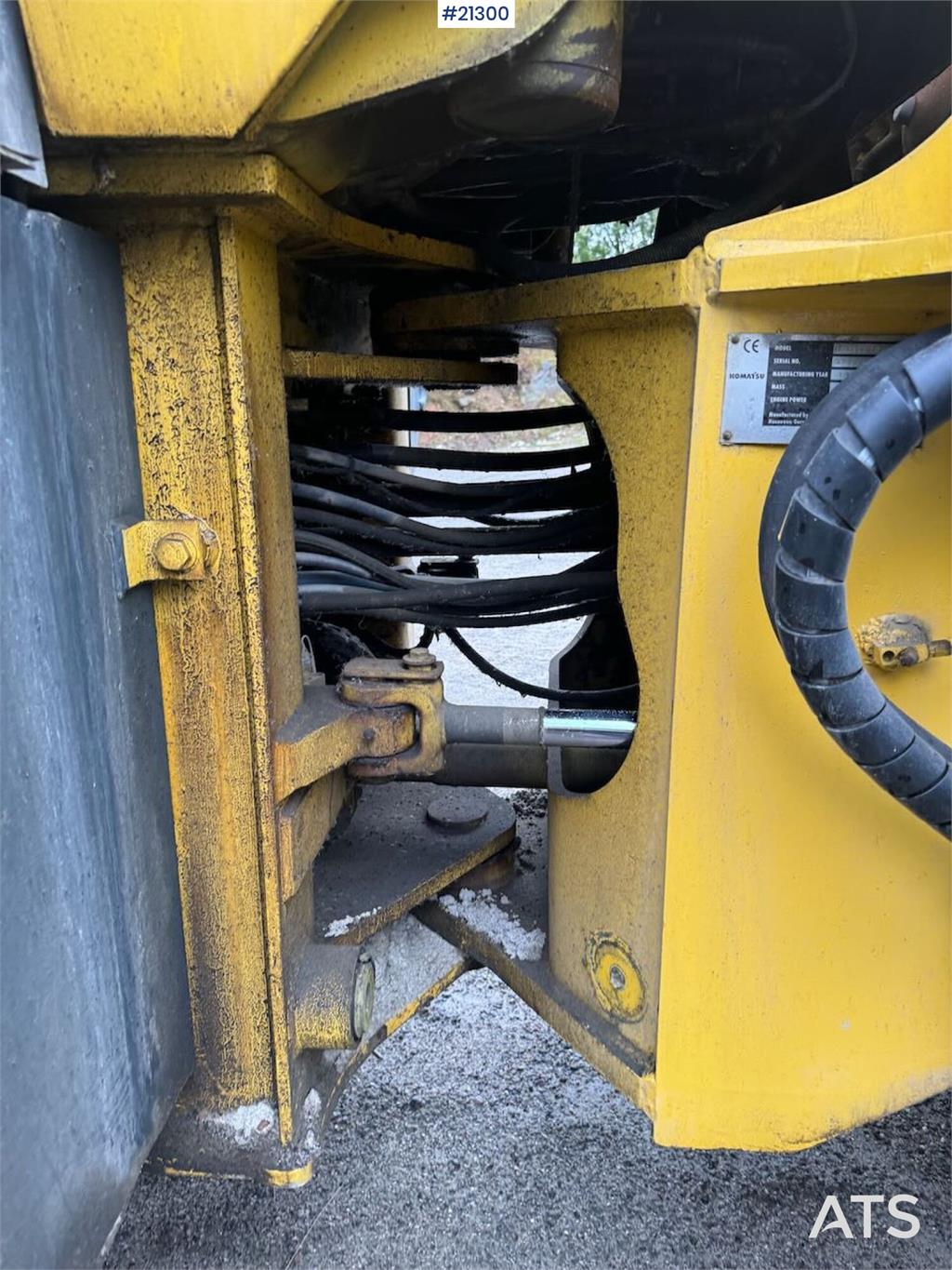 Komatsu WA320-3H wheel loader w/ bucket WATCH VIDEO