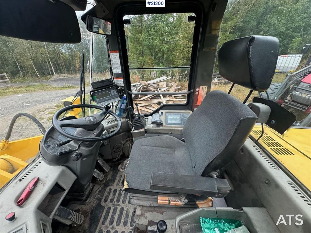 Komatsu WA320-3H wheel loader w/ bucket WATCH VIDEO